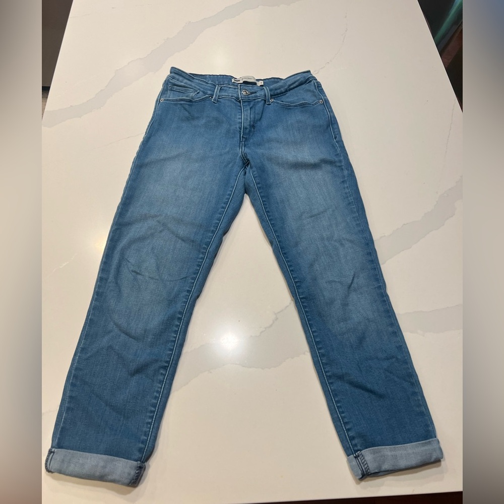 Levi cropped mid rise jeans (size 6)